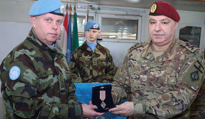 Joseph Aoun décore les Casques bleus irlandais attaqués dans le Sud