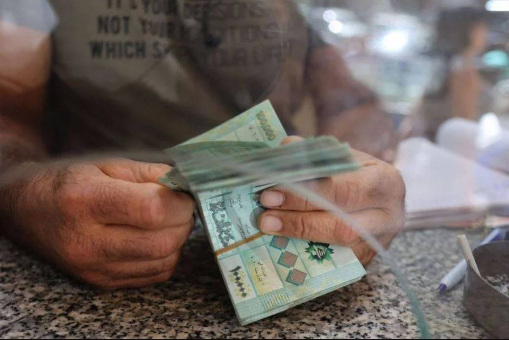A quelques jours des fêtes, la livre dégringole à 46.000LL pour un dollar sur le marché parallèle