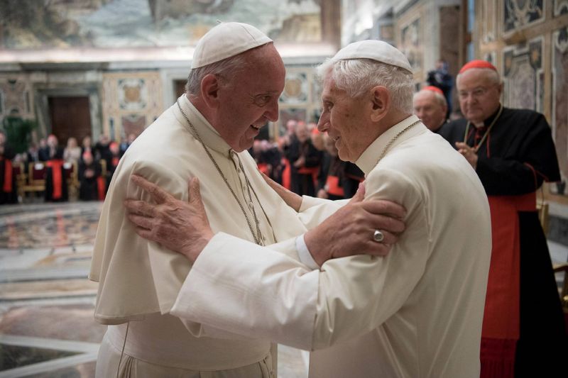 Le pape appelle à prier pour Benoît XVI, 