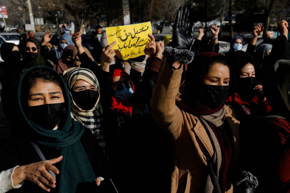Une vingtaine d'Afghanes manifestent contre la fermeture des universités aux femmes Une vingtaine d'Afghanes manifestent contre la fermeture des universités aux femmes
