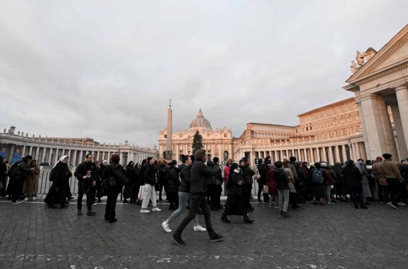 Des flots de fidèles à la basilique Saint-Pierre pour saluer Benoît XVI