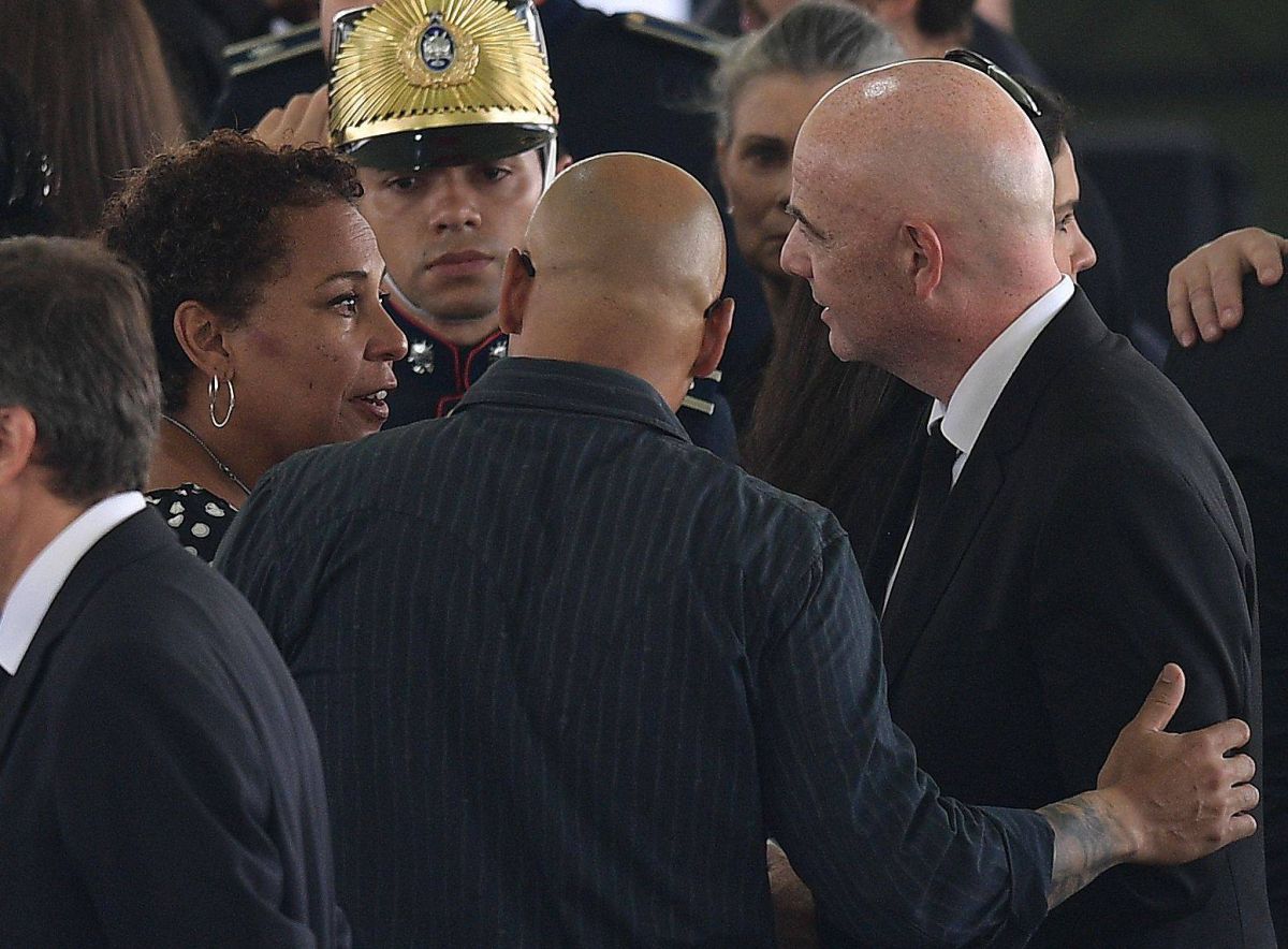 Critiqué pour un selfie aux obsèques de Pelé, Infantino se dit 