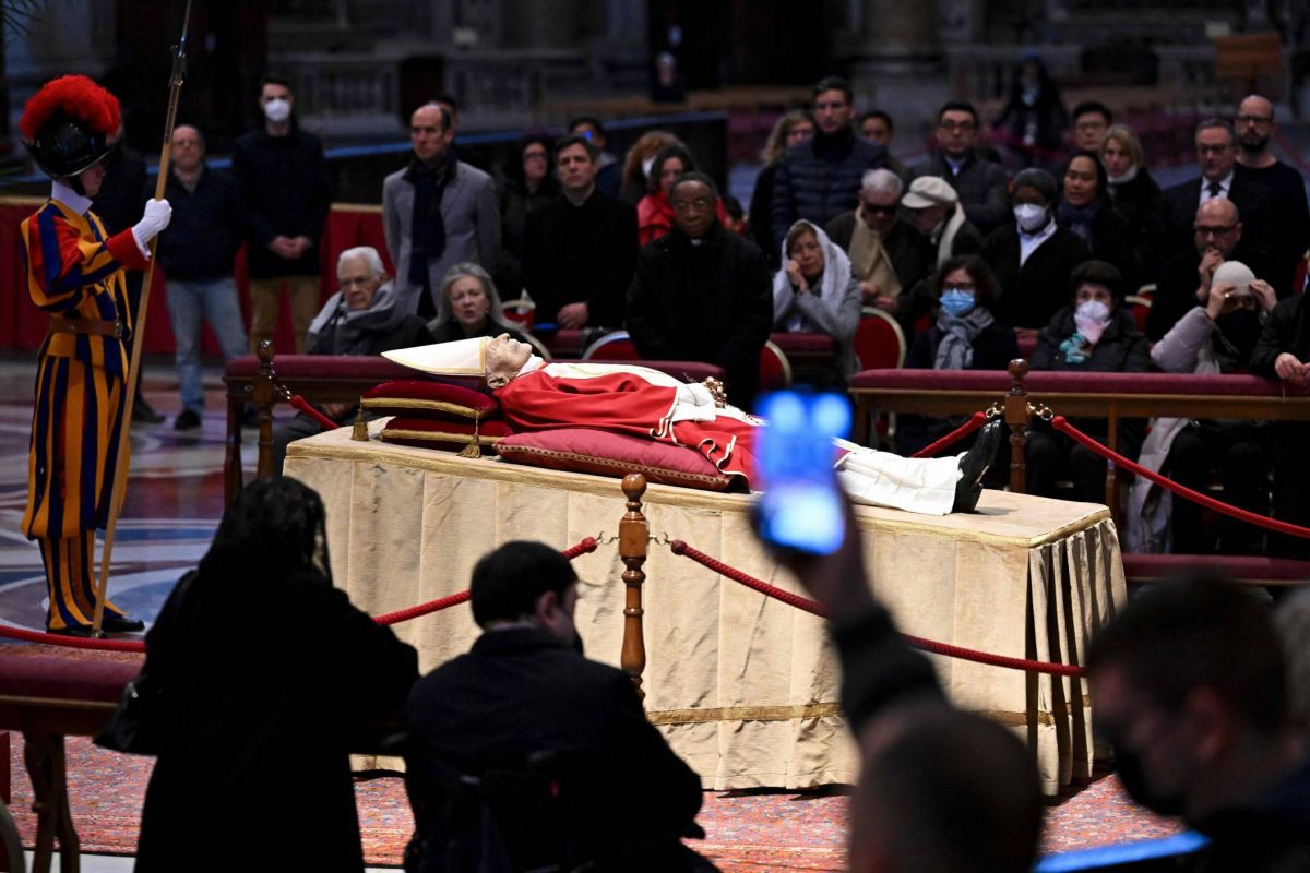 Des flots de fidèles à Saint-Pierre de Rome pour rendre hommage à Benoît XVI