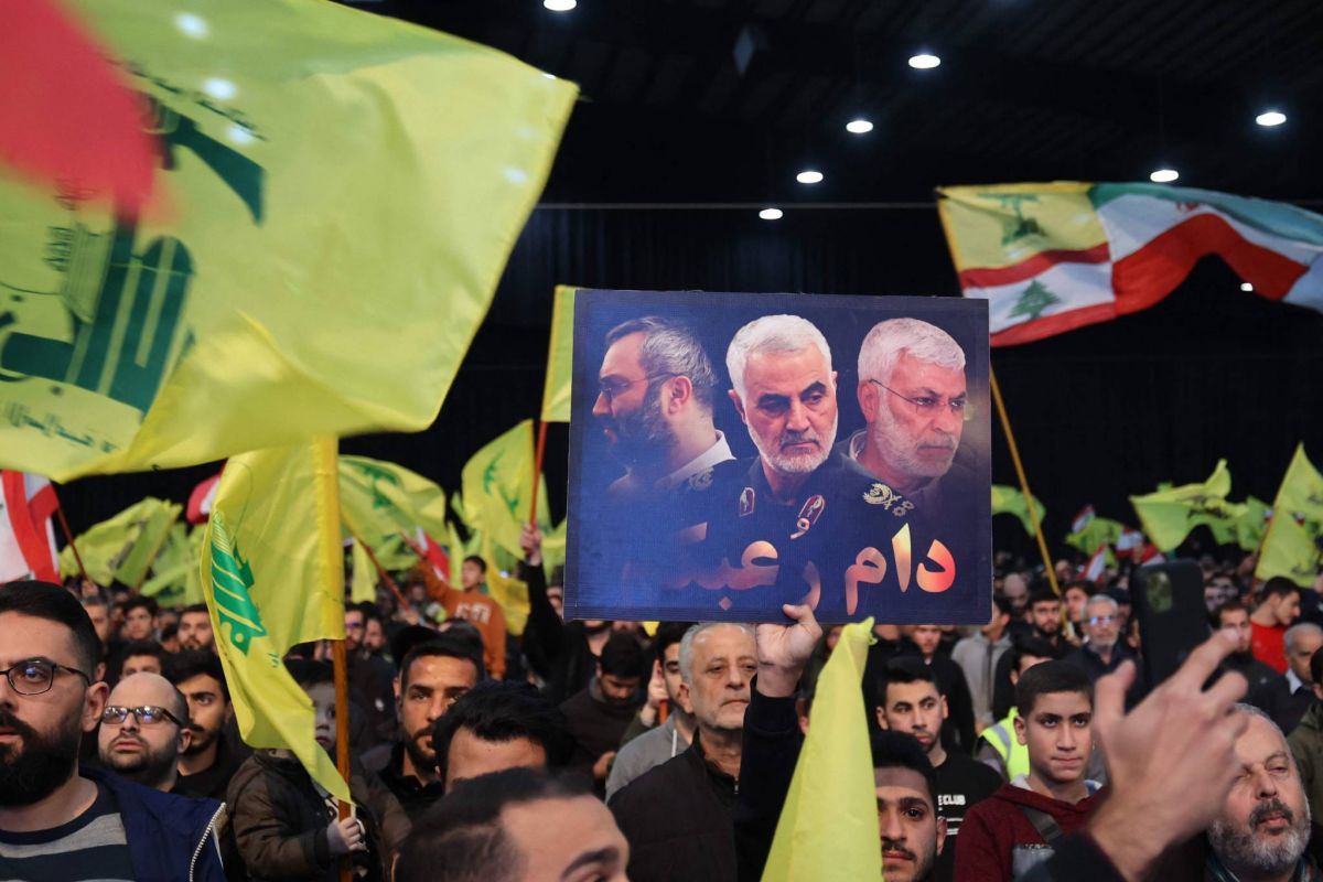 Le Hezbollah s'en prend à Charlie Hebdo après des caricatures de Khamenei Le Hezbollah s'en prend à Charlie Hebdo après des caricatures de Khamenei