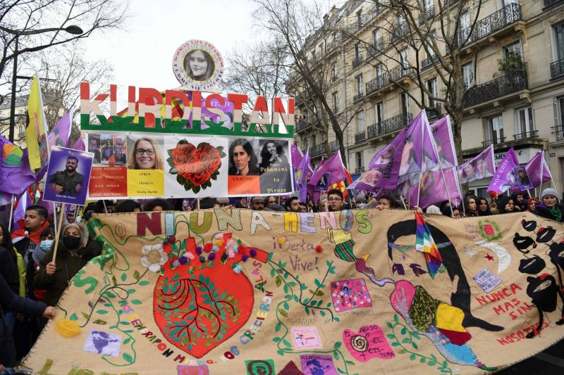 Manifestation à Paris en hommage à trois militantes kurdes assassinées en 2013