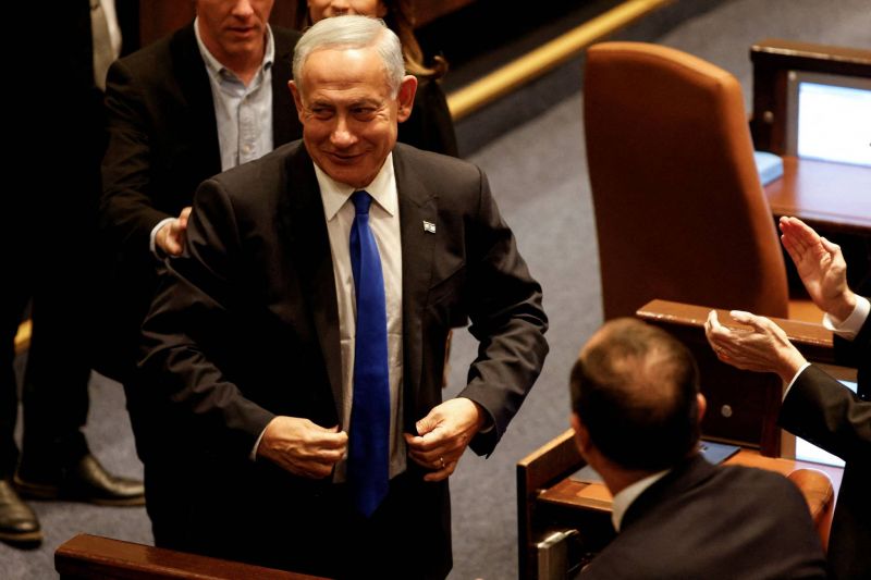 Netanyahu prête serment, son nouveau gouvernement investi