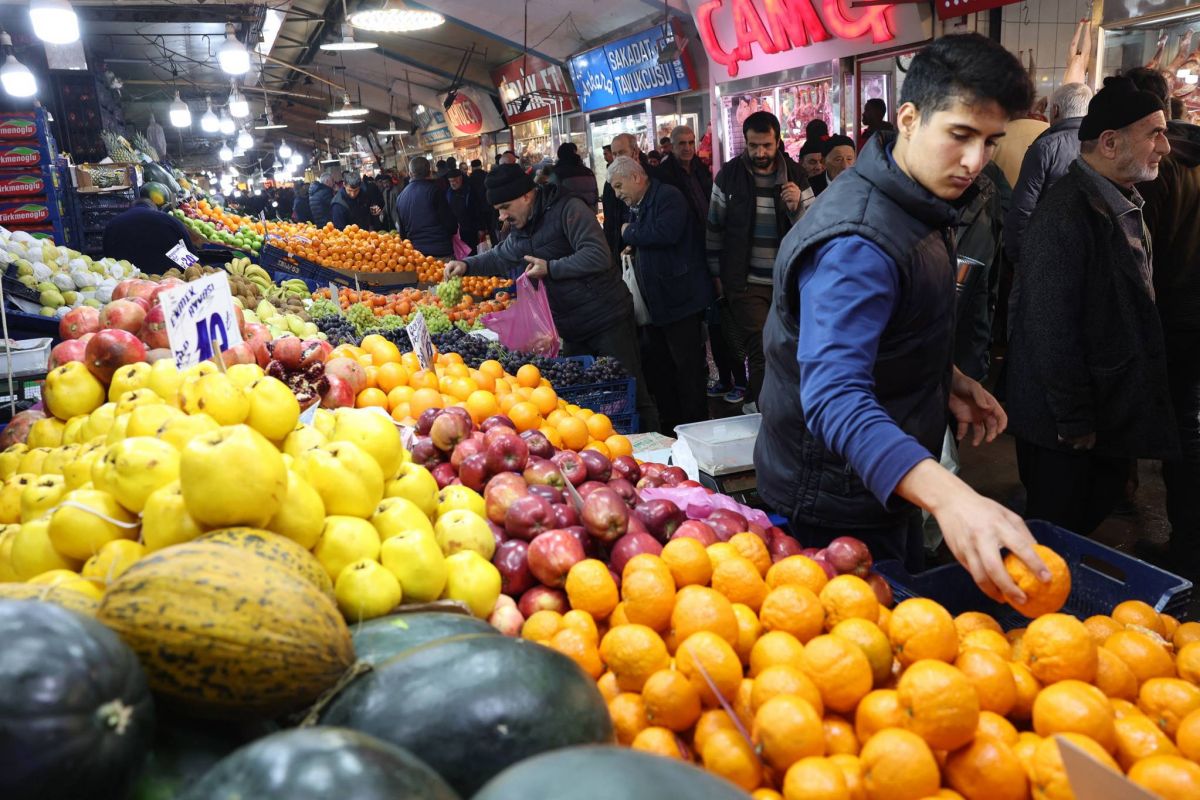 L’inflation ralentit à 64,3 % sur un an en décembre