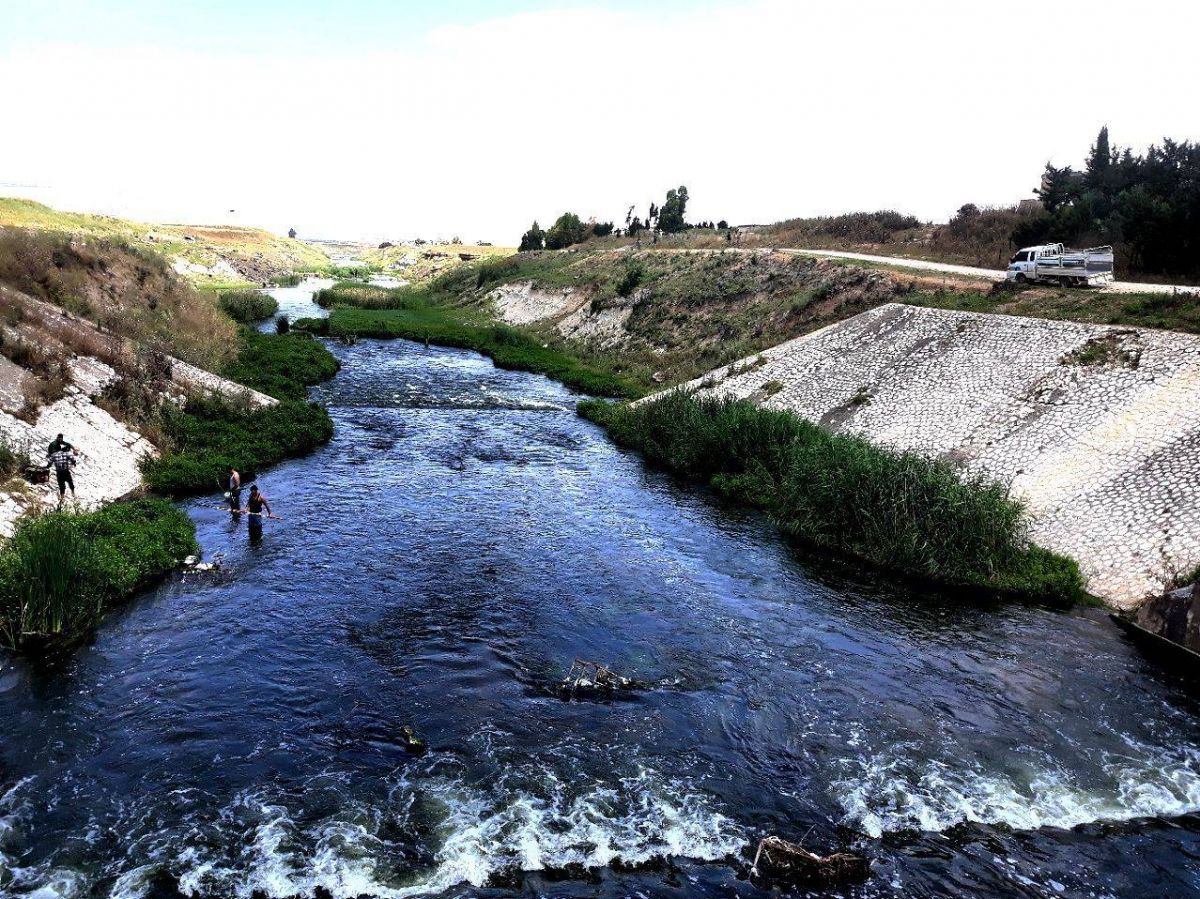 Quand le régime syrien pollue le fleuve Oronte à Idleb Quand le régime syrien pollue le fleuve Oronte à Idleb