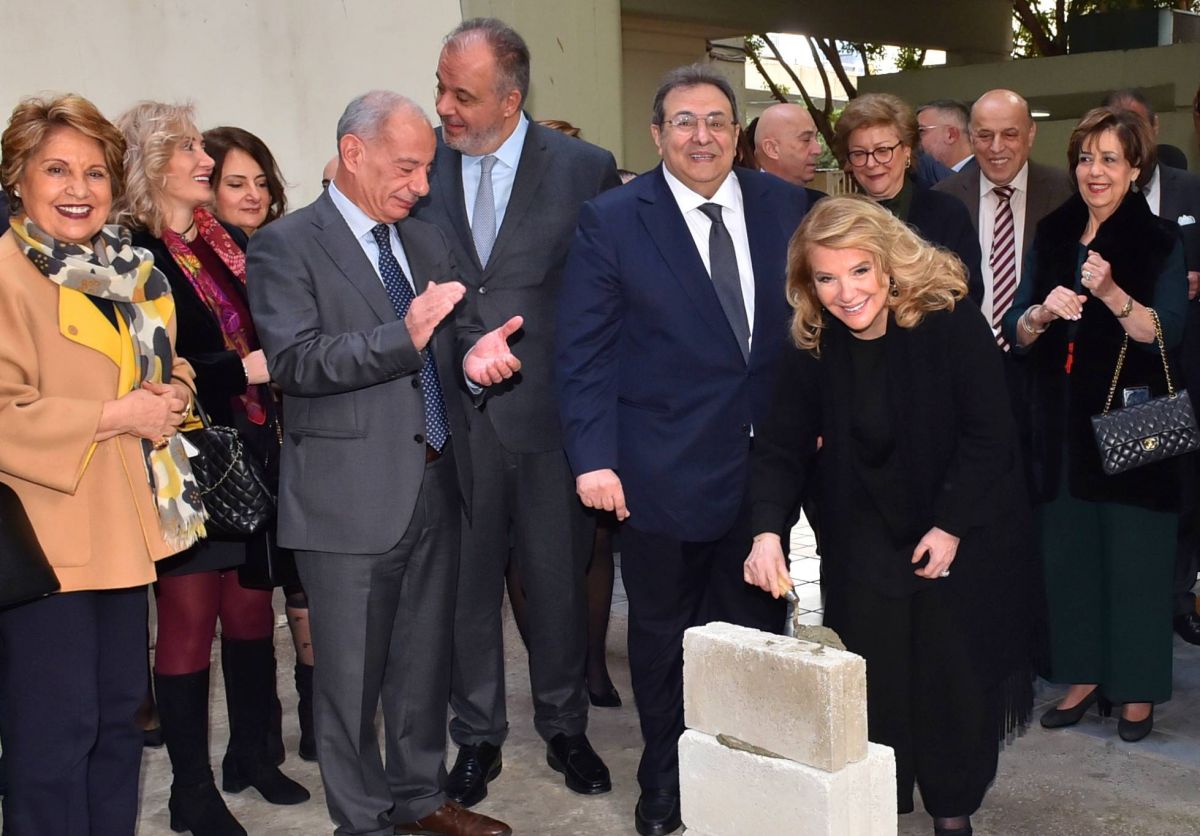 Leila Solh Hamadé pose la première pierre des nouvelles salles de classe de l’AGBU