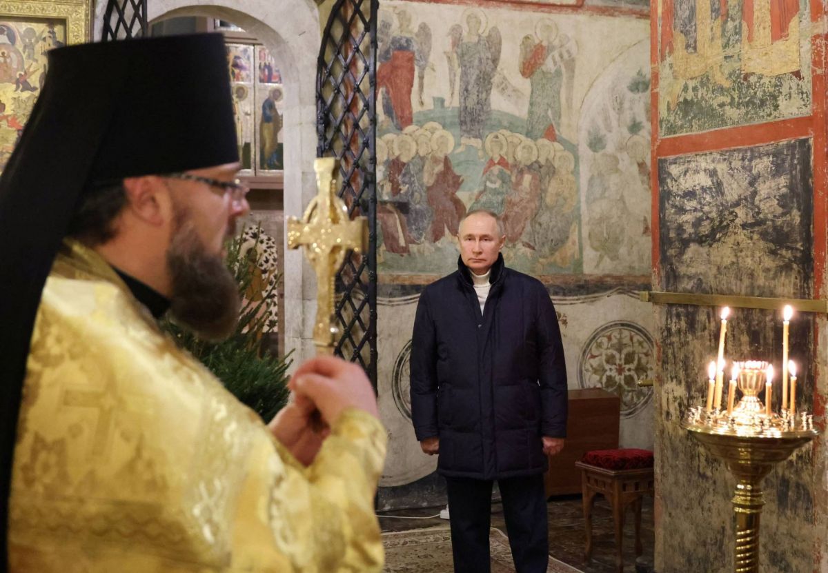 Poutine assiste seul à un office de la Noël orthodoxe dans une église du Kremlin