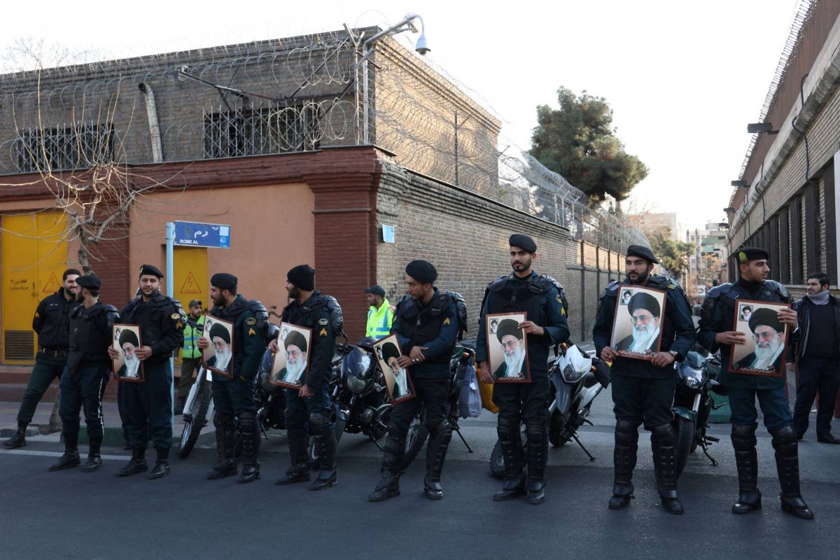 Rassemblement devant l'ambassade de France contre les caricatures de Khamenei