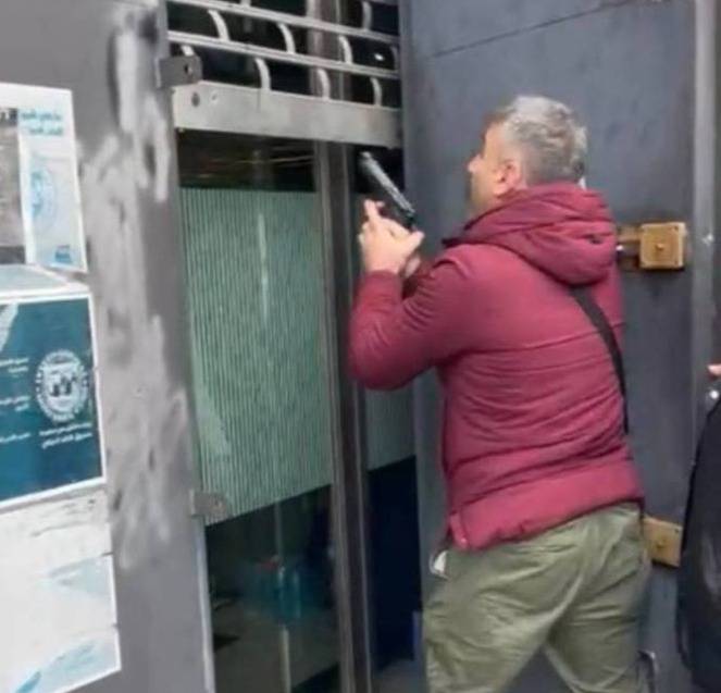 Depositor opens fire on bank in Saida, no injuries