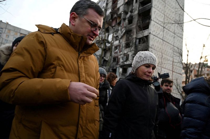 La cheffe de la diplomatie allemande à Kharkiv, l'Ukraine lui répète son besoin urgent de chars