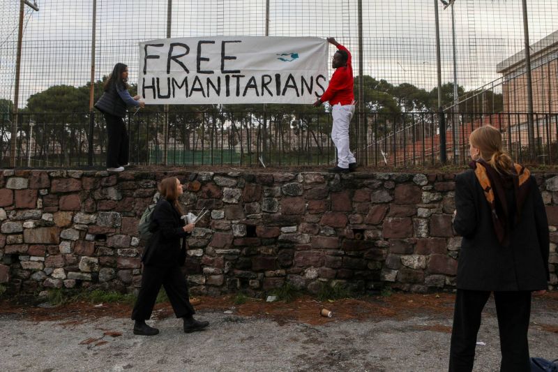 La justice annule une procédure controversée contre des humanitaires sauvant des migrants