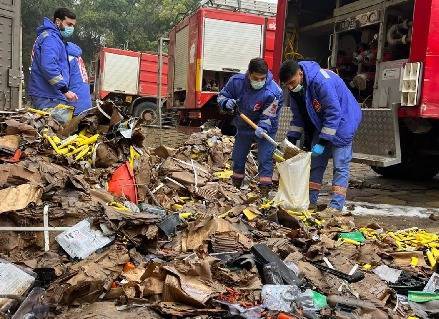 Fire brought under control after 14 hours of efforts in a warehouse in Nabatieh, four firemen injured Fire brought under control after 14 hours of efforts in a warehouse in Nabatieh, four firemen injured