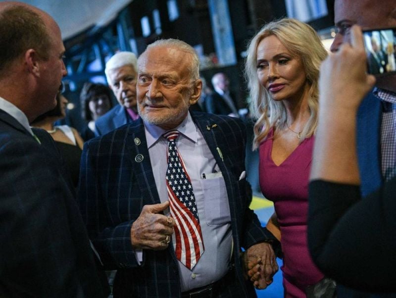 Buzz Aldrin, deuxième à marcher sur la Lune, se marie pour ses 93 ans