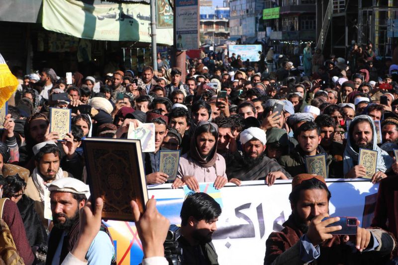 Des centaines d'hommes manifestent contre l'autodafé d'un Coran en Suède