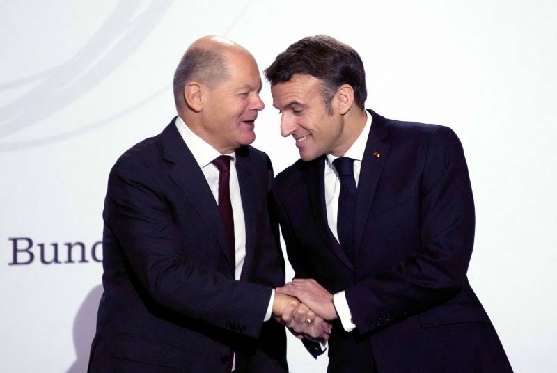 Macron et Scholz affichent l’unité retrouvée de la « locomotive » franco-allemande