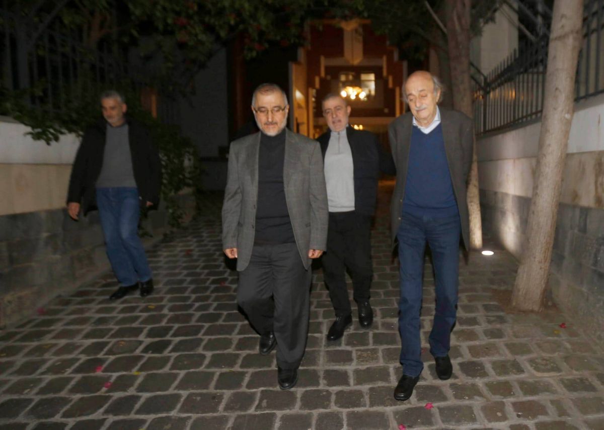 Joumblatt et le Hezbollah tentent à nouveau de déblayer la voie à un compromis