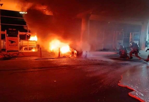 Extinction d'un incendie dans une station-service à Jounieh