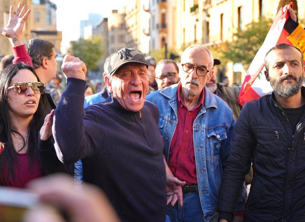 Manifestation de solidarité à Beyrouth avec les députés qui ont passé la nuit au Parlement