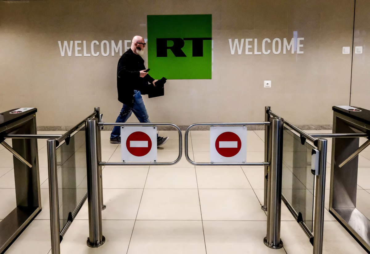 Déjà suspendue dans l'UE, la chaîne russe RT France voit ses avoirs gelés