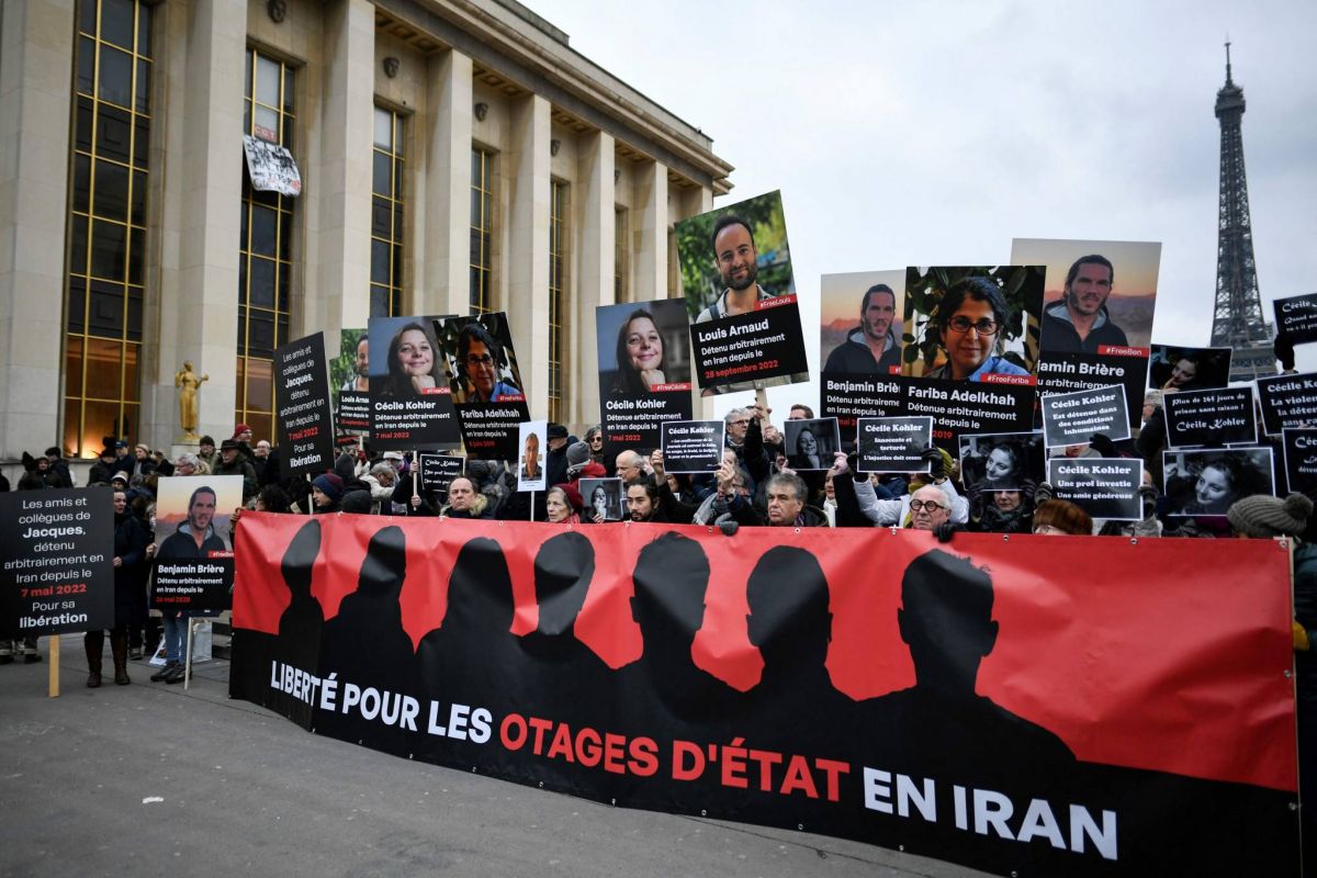 Rassemblement à Paris pour la libération des détenus français en Iran