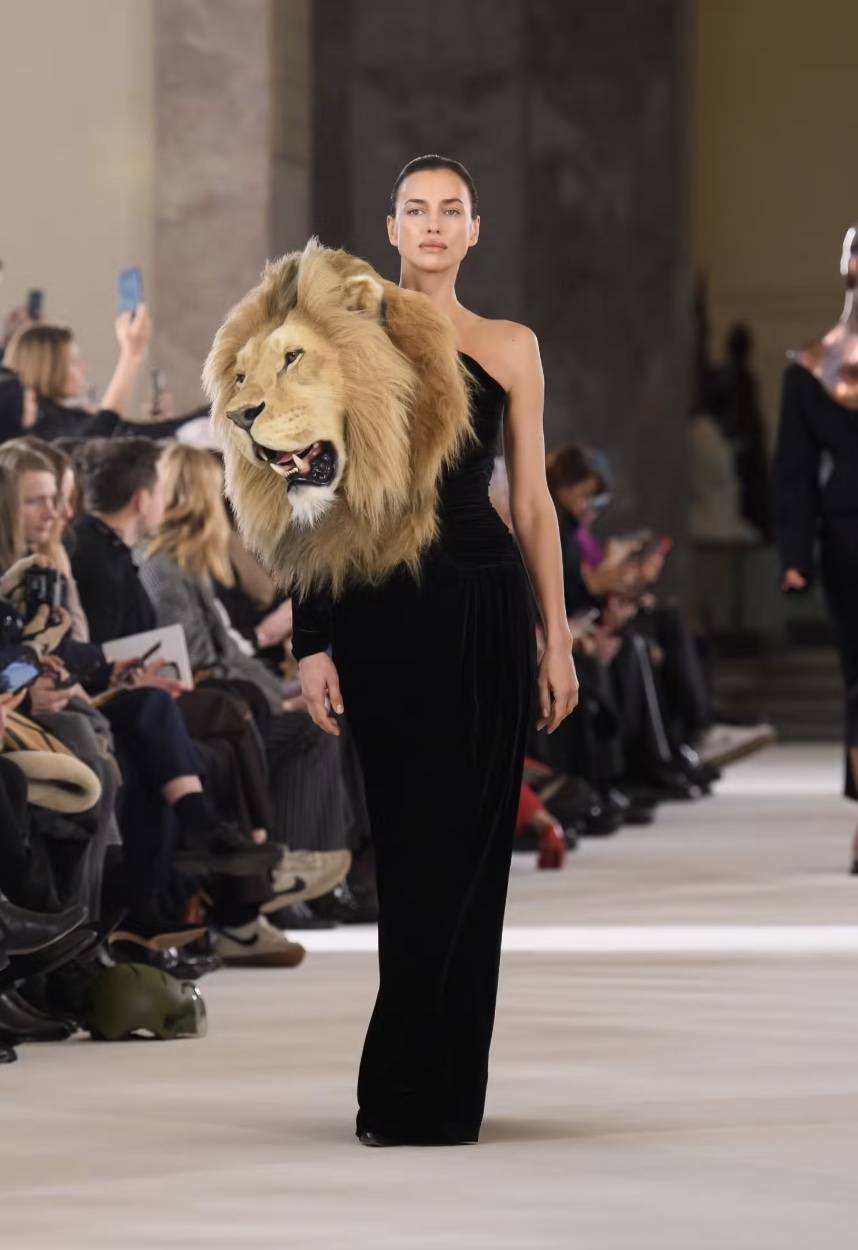 Haute couture et haut bizarre : le vêtement se fait philosophie