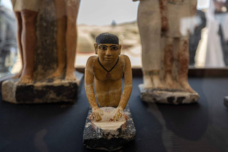 L’Égypte révèle quatre nouvelles tombes pharaoniques et une momie