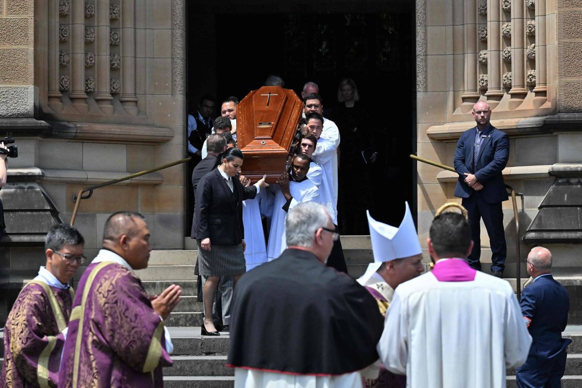 Les funérailles controversées du cardinal Pell divisent l'Australie