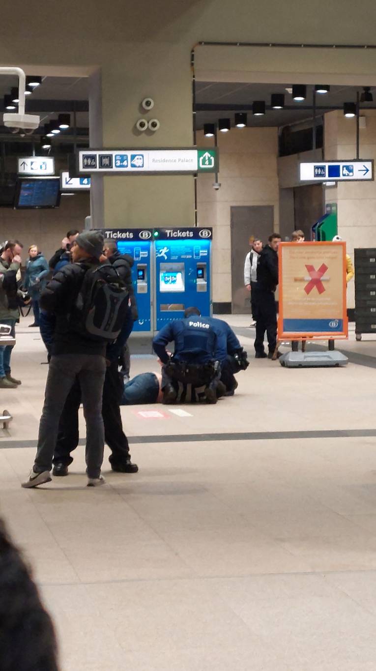 Attaque au couteau à Bruxelles: 3 blessés, dont l'un grièvement
