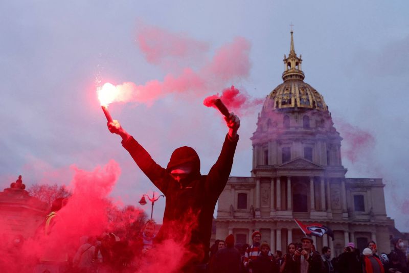 Des banderoles anti-réforme des retraites sur la mairie de Paris