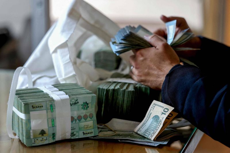 La livre libanaise poursuit sa chute : un dollar à 66.000LL sur le marché parallèle