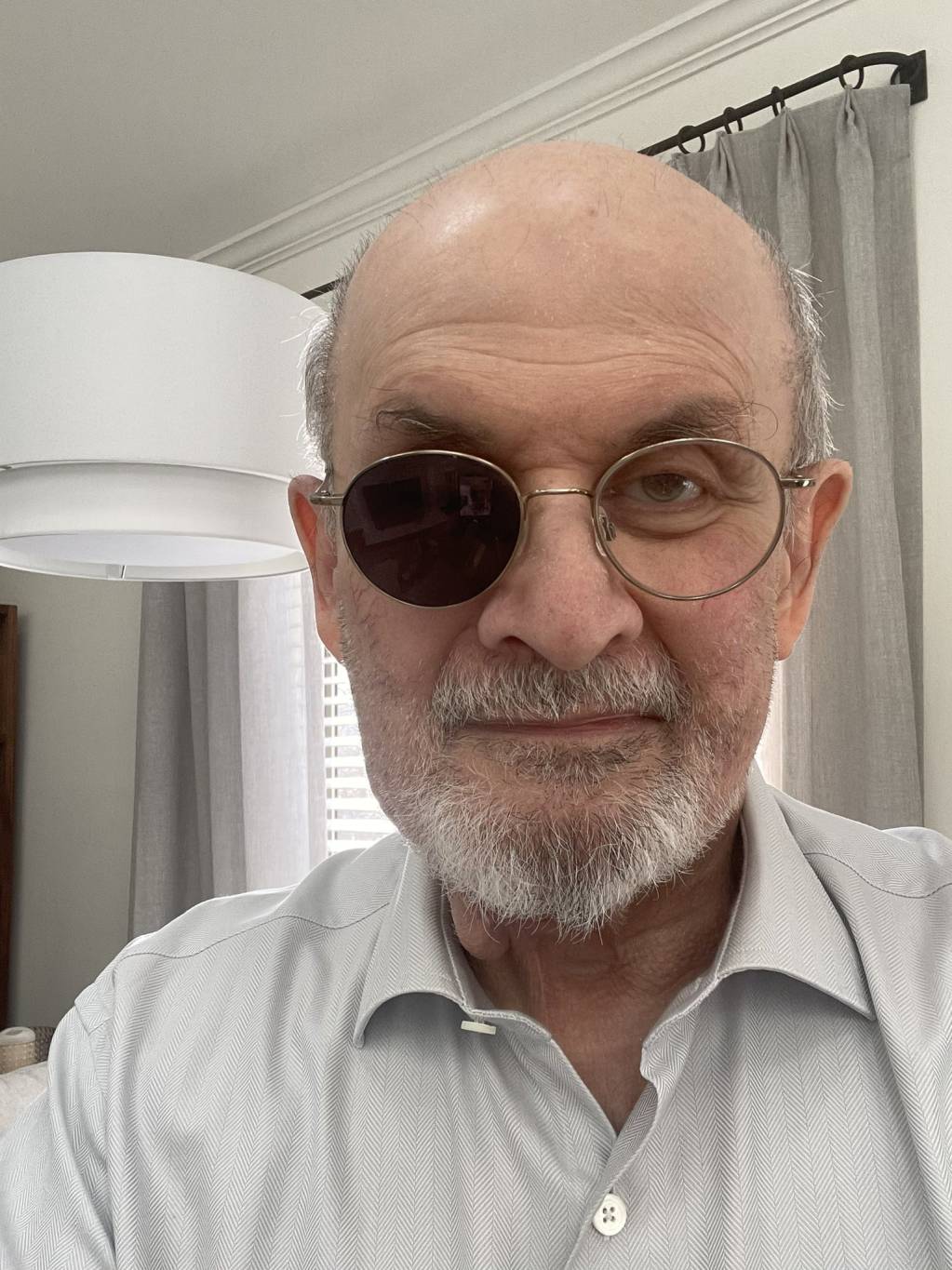 Six mois après une attaque au couteau, Salman Rushdie confie avoir beaucoup de mal à écrire