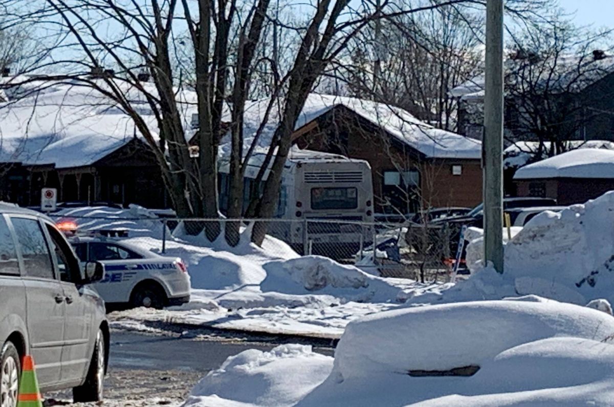 Un bus percute une garderie près de Montréal