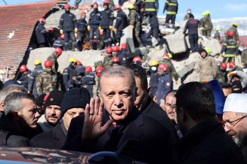 Plus de 11 700 morts, les critiques montent contre Erdogan