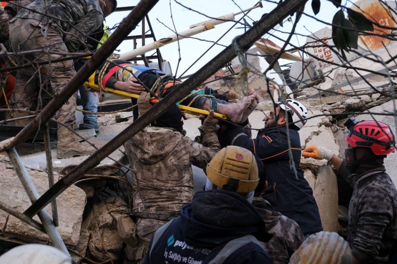 Cinq jours après la catastrophe, plusieurs enfants sauvés de sous les décombres