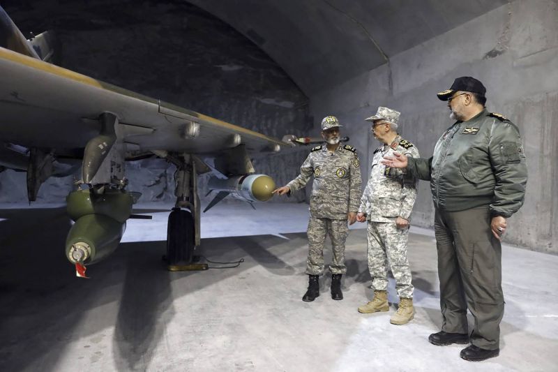 L'Iran dévoile sa première base souterraine pour avions de chasse