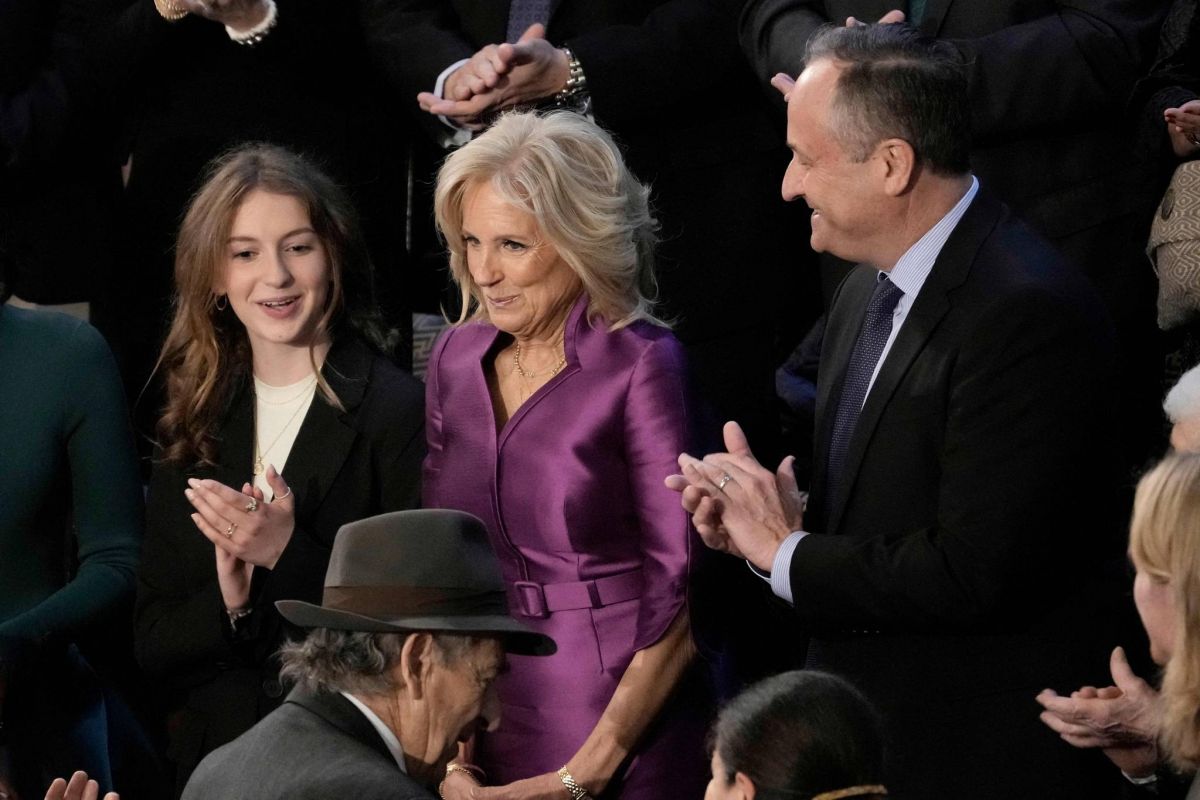 Un baiser entre Jill Biden et le mari de la vice-présidente enflamme les réseaux sociaux