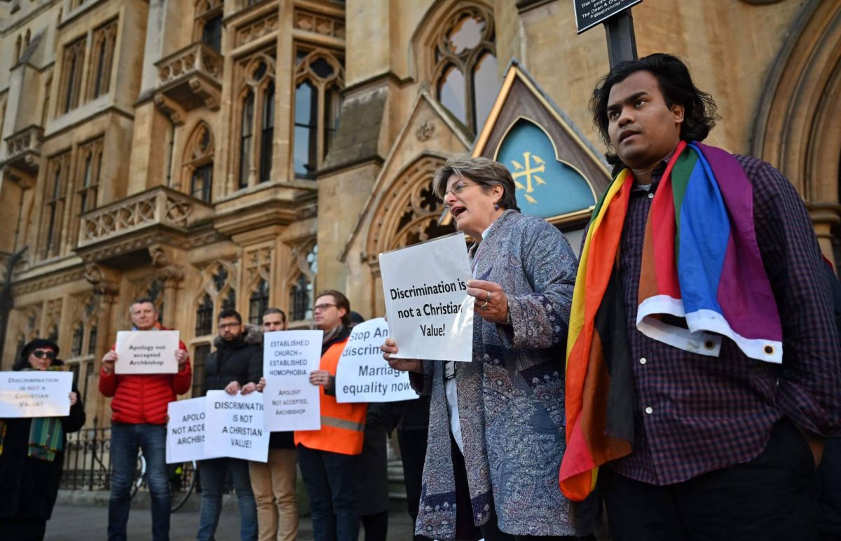 Dans la douleur, l'Eglise d'Angleterre se résout à une bénédiction des couples homosexuels