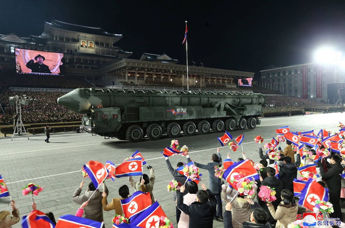 Pyongyang dévoile une quantité record de missiles pendant un défilé Pyongyang dévoile une quantité record de missiles pendant un défilé