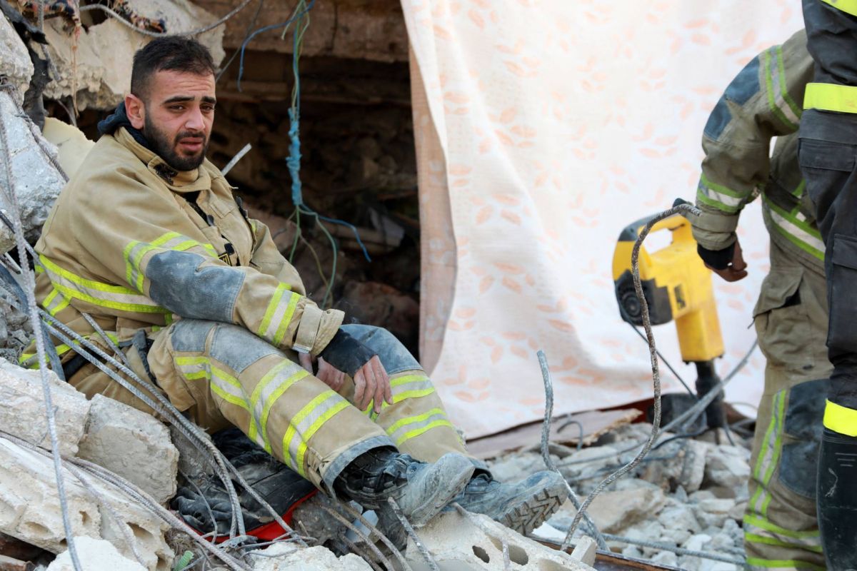 Une mère et son fils secourus par la Défense civile libanaise en Syrie