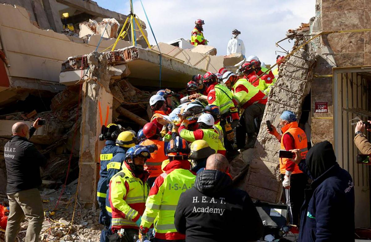 After 104 hours buried by earthquake, woman brought out alive After 104 hours buried by earthquake, woman brought out alive