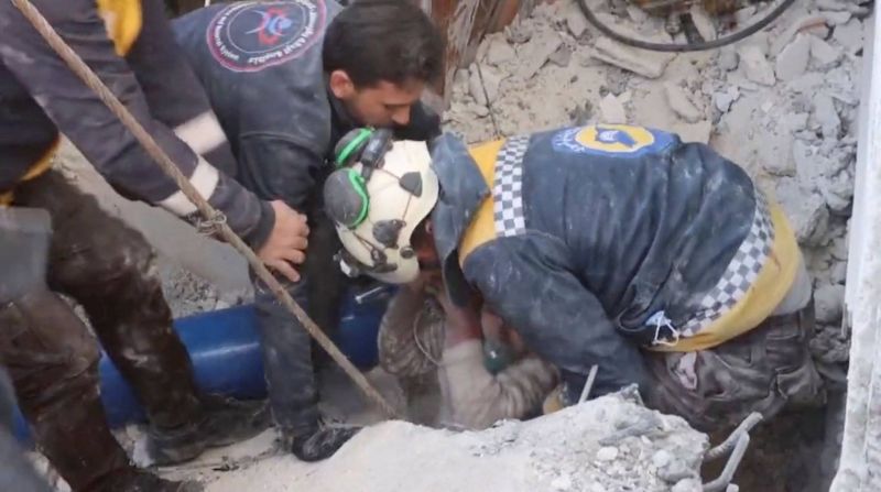 Un enfant sorti vivant des décombres cinq jours après le séisme