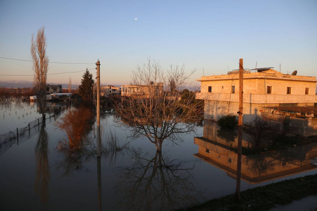 L'effondrement d'un barrage inonde un village entier