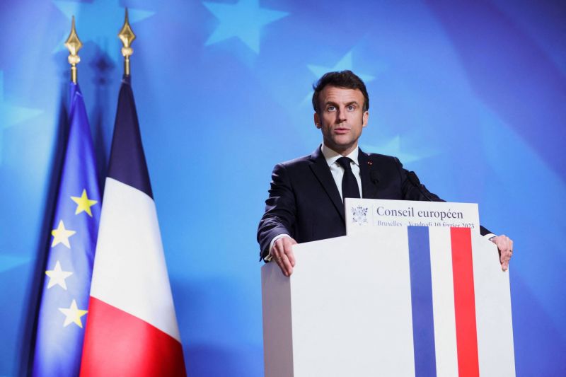 Macron n'exclut pas de retirer la Légion d'honneur à Poutine