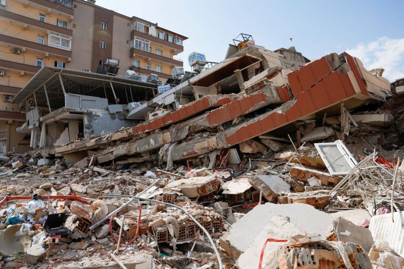 Une femme sauvée en Turquie après plus de 100 heures sous les décombres