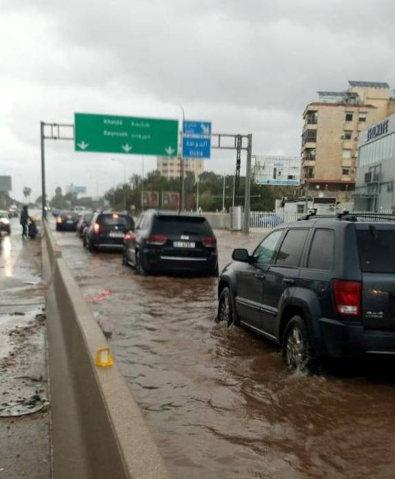 Routes inondées à travers le Liban, de nombreux axes encombrés