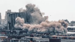 A giant debris cloud generated by the partial collapse of the silos at the Port of Beirut. (Credit: Mohammad Yassine/L'Orient-Le Jour)