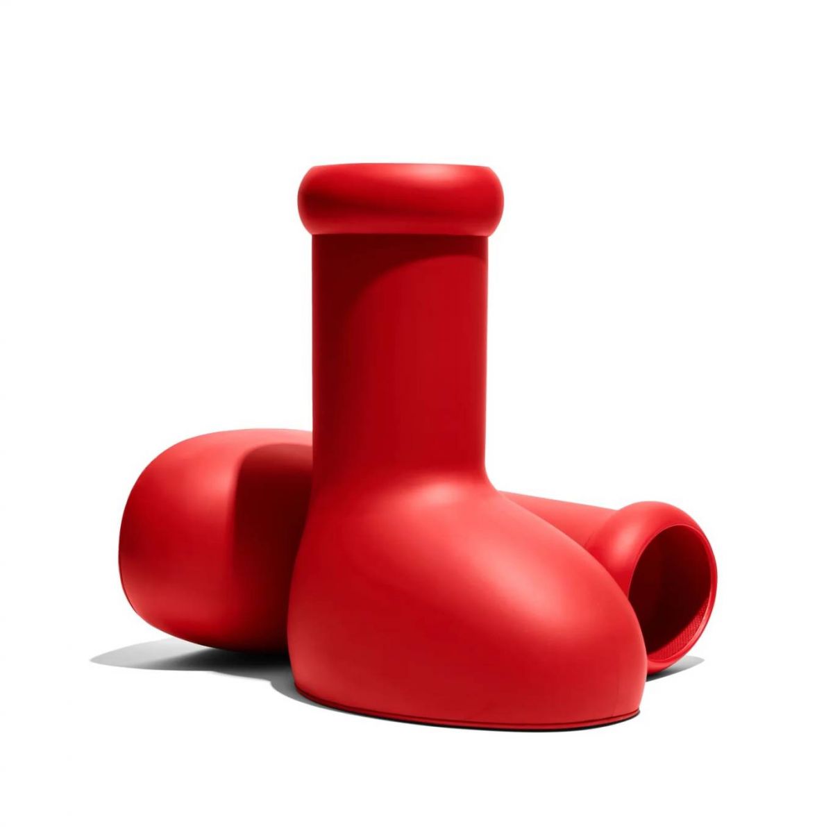 Le collectif américain MSCHF fait un malheur avec ses « Big Red Boots »